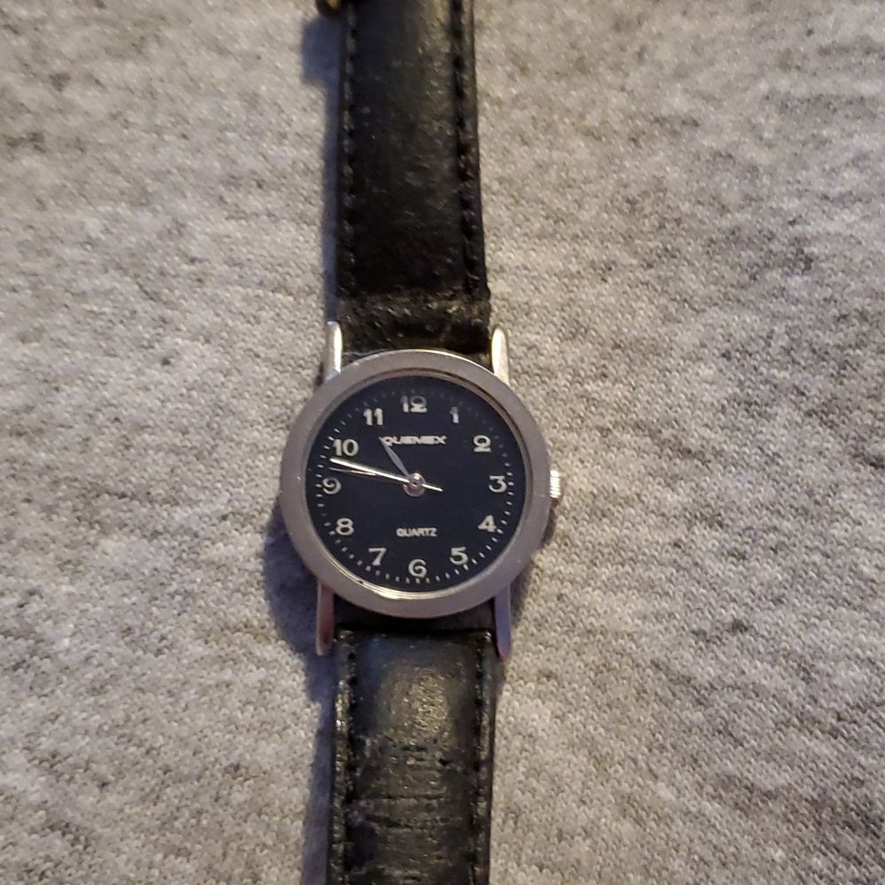 Tiny Vintage Quemex Watch Silver & Black‎